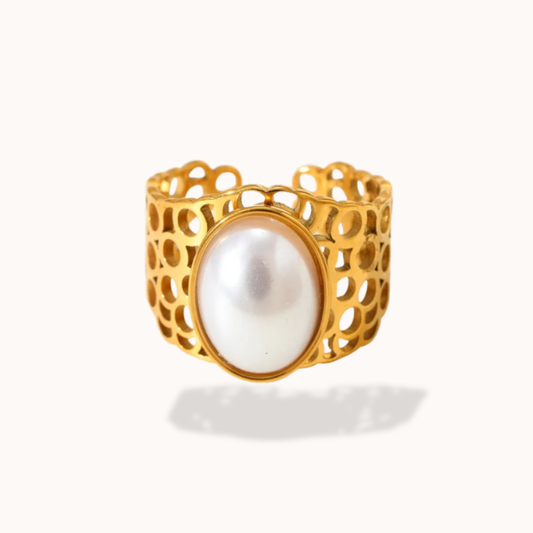 pearl in centre golden ring