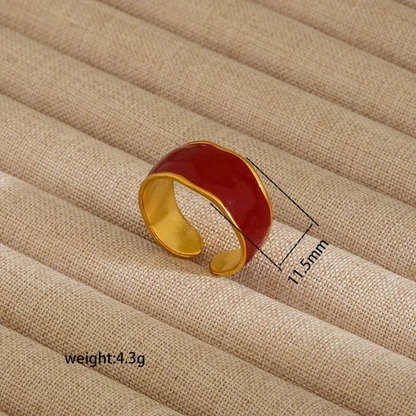 Red and gold ring on beige fabric with measurements and weight displayed