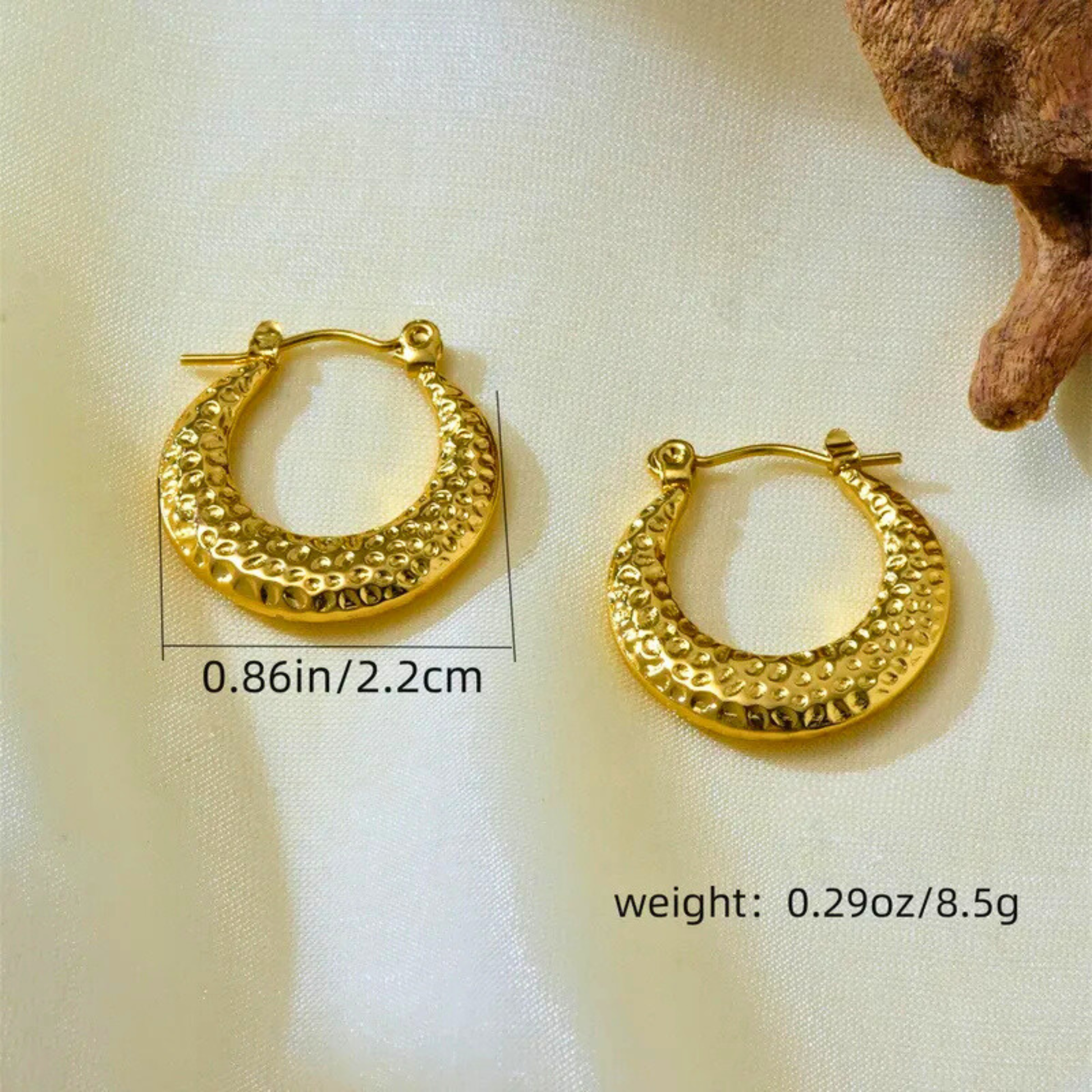 Gold hoop earrings on a light background with measurements and weight displayed.