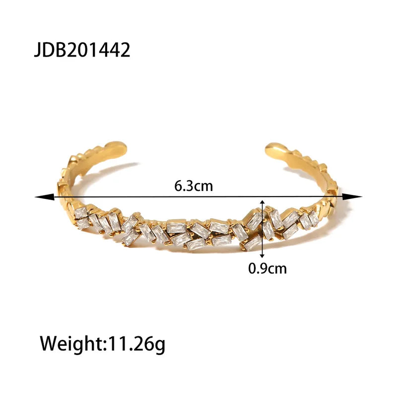 Gold bracelet with measurements and weight on a white background
