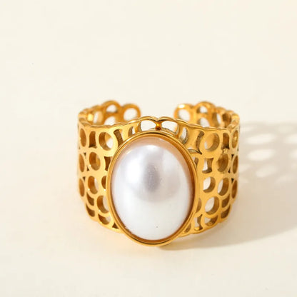 pearl in centre golden ring