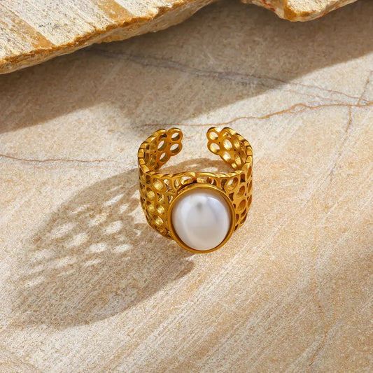 pearl in centre golden ring